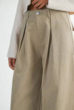 Load image into Gallery viewer, Solid Front Pintuck Wide Leg Pants
