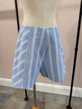 Load image into Gallery viewer, Stripped shorts
