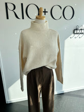 Load image into Gallery viewer, Turtle neck sweater (cream)
