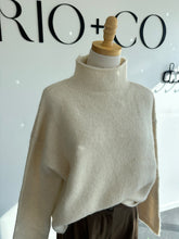 Load image into Gallery viewer, Turtle neck sweater (cream)
